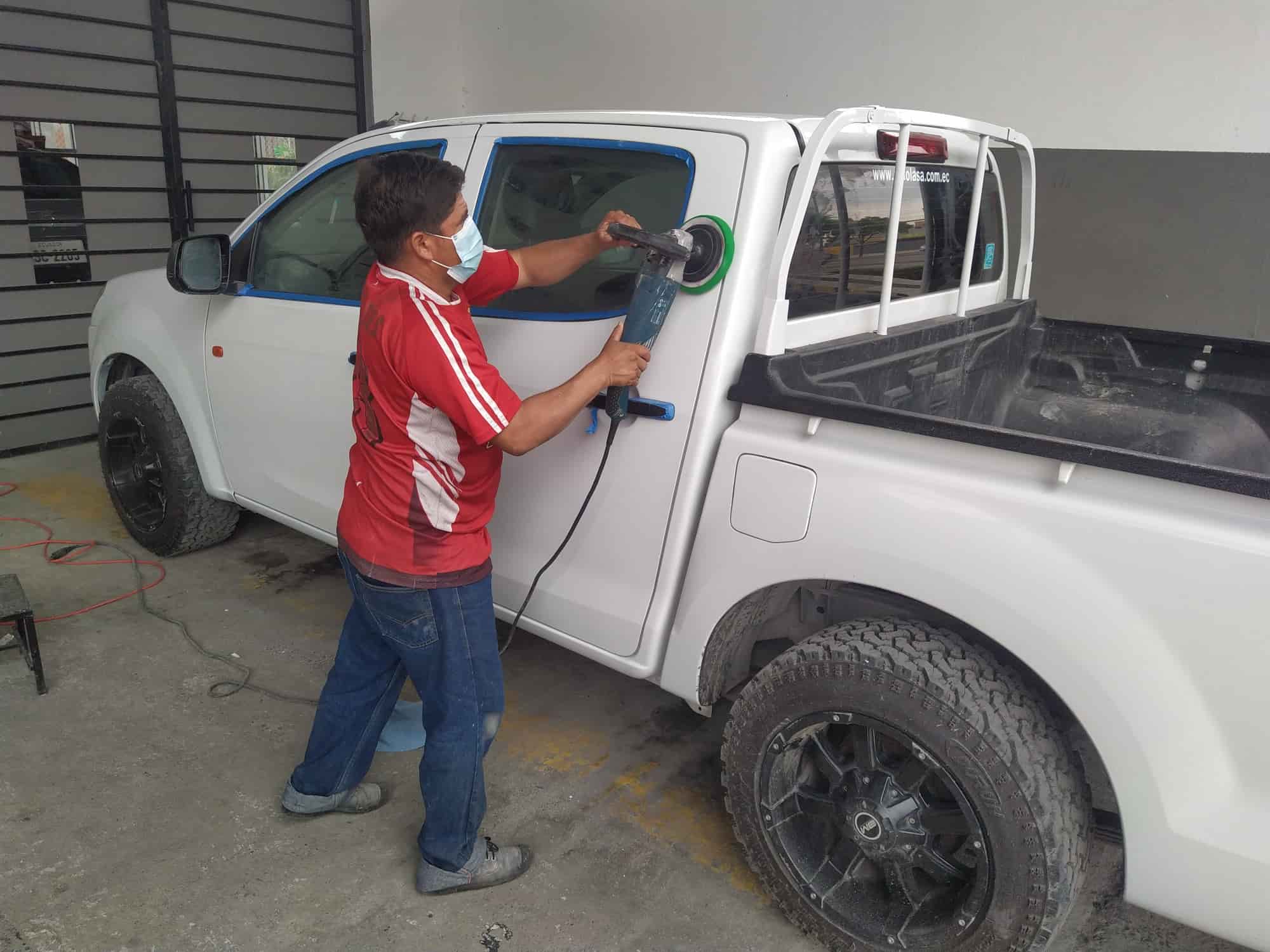 Pulido de camionetas luv dmax en Ecuador