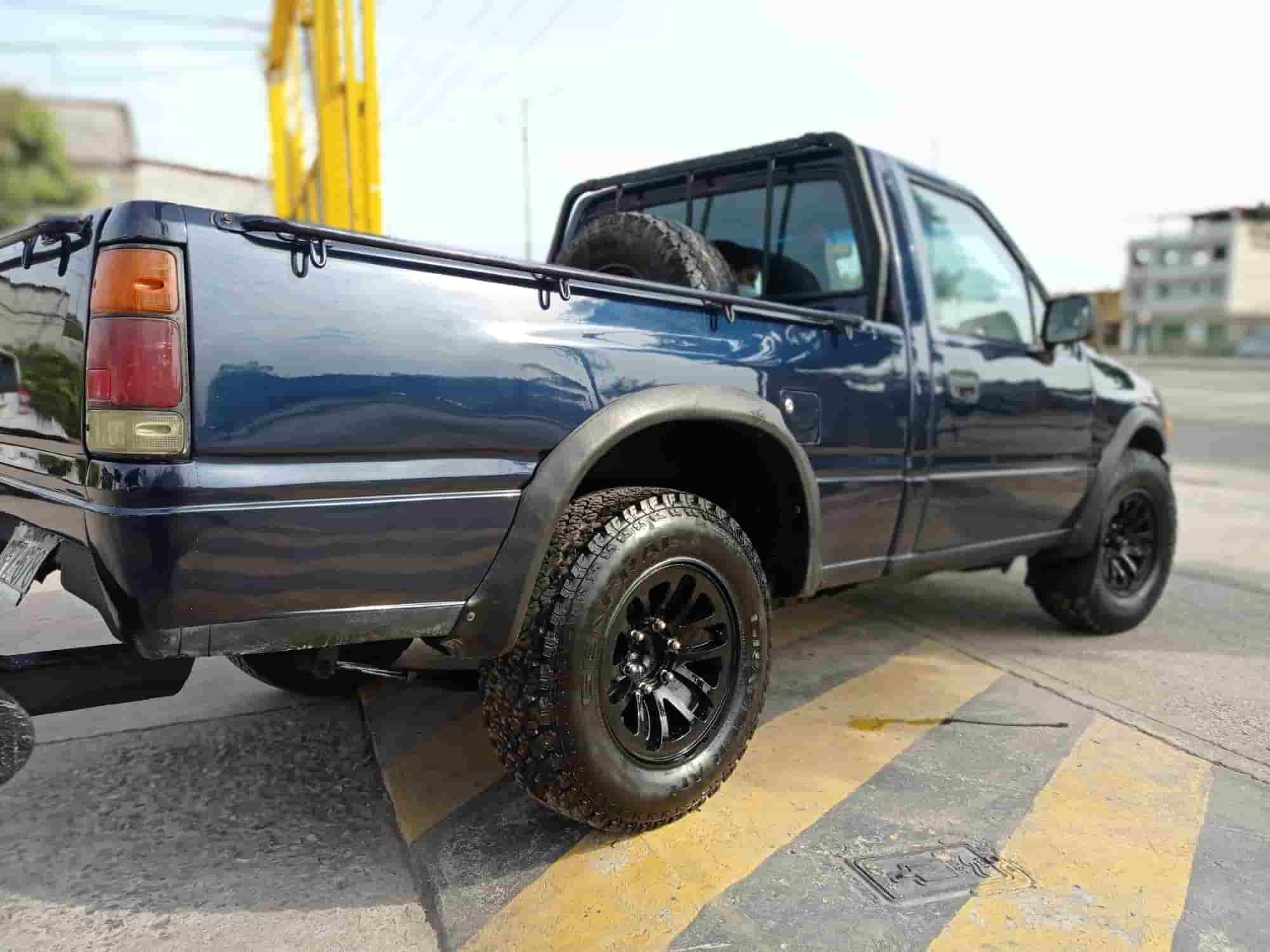 Taller de pintura automotriz en Guayaquil para camioneta una cabina color azul
